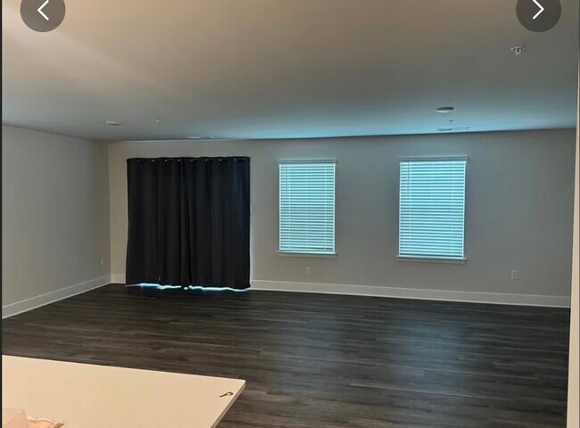 Foto del edificio - 672 Armstrong Ave