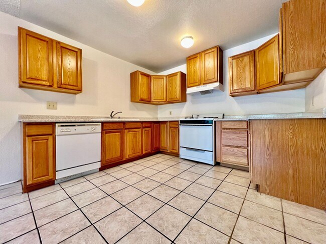 Foto del edificio - AVAILBLE NOW!! 2 Bed / 1 Bath Apartment in...