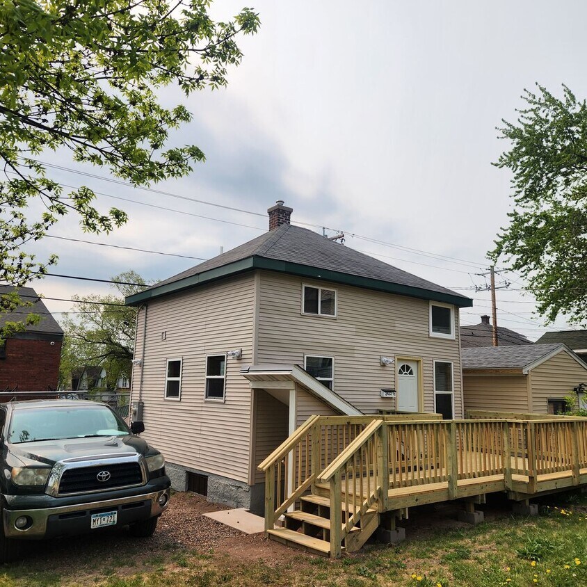 Foto principal - 2422 W 2nd St