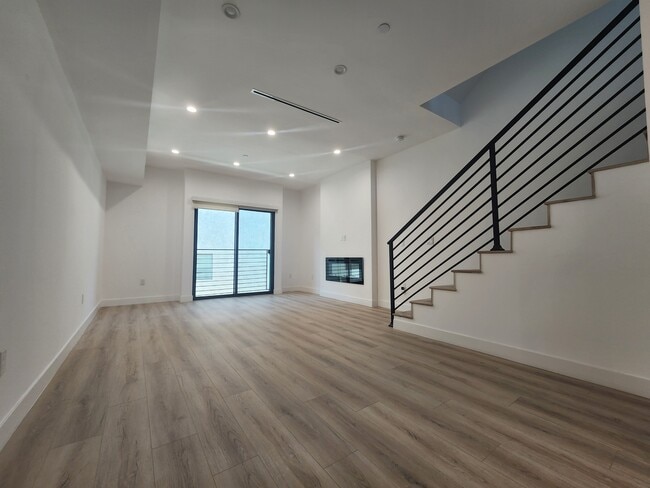 Building Photo - 6061 Fulton Ave