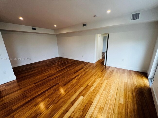 Building Photo - 960 Bay Dr