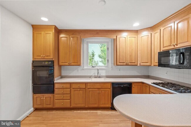 Foto del edificio - 7014 Beechwood Dr