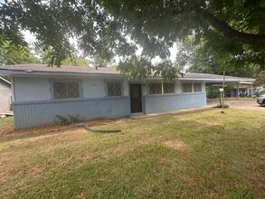 Building Photo - 443 Janet Ln