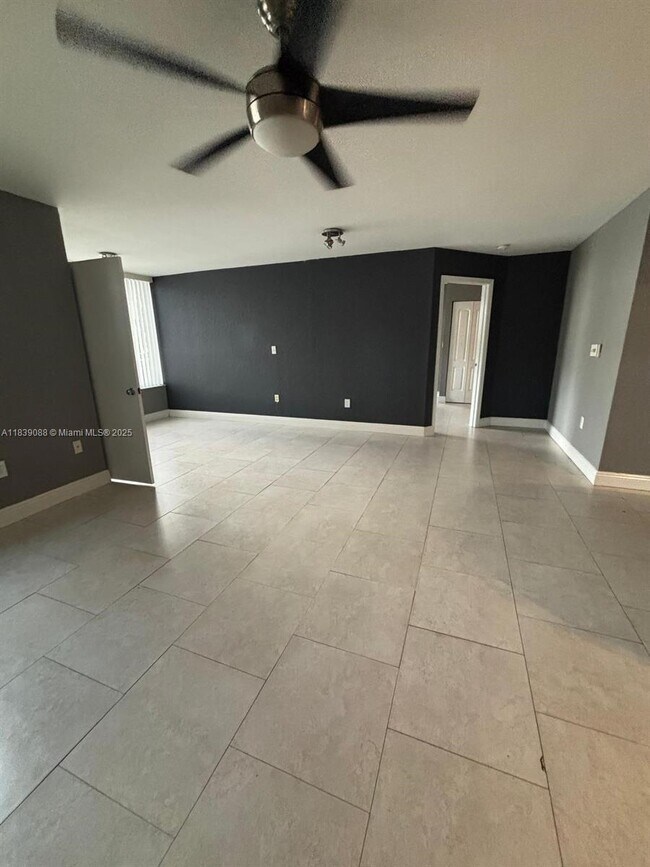 Foto del edificio - 2861 N Oakland Forest Dr