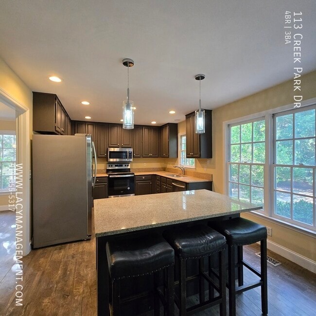 Foto del edificio - 113 Creek Park Dr