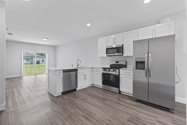 Foto del edificio - Spacious 3-Bedroom Duplex Oasis with 2 Full Baths in Port Charlotte – Your Ideal Retreat Awaits!