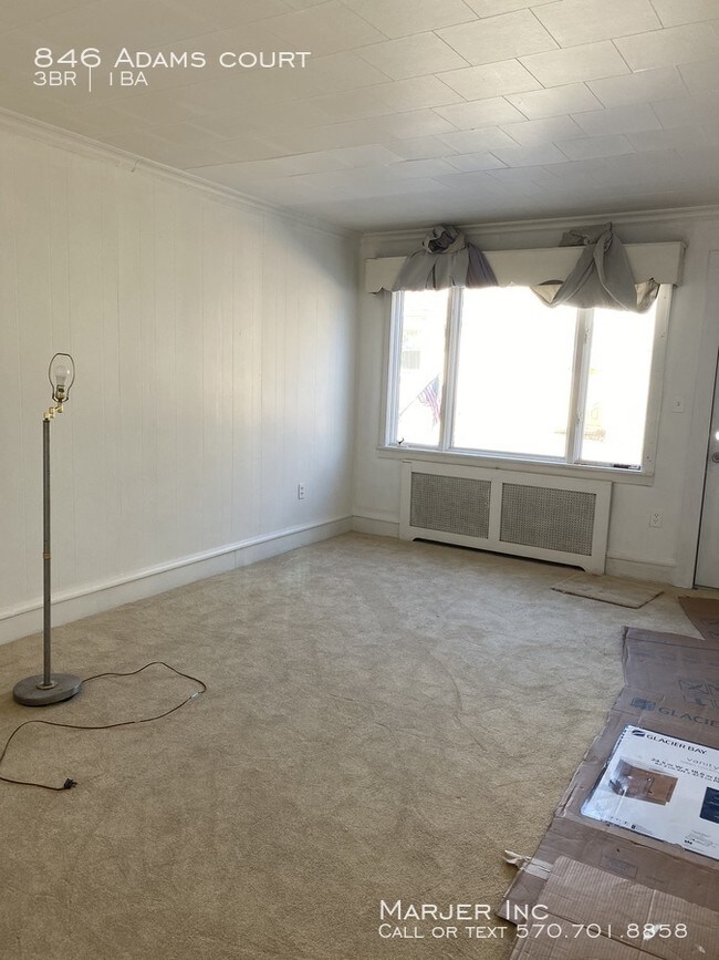 Building Photo - 3 bedroom 1/2 double for rent