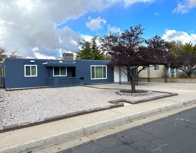 Building Photo - Newly renovated 3 bedroom home in the Nort...
