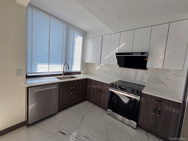 Foto del edificio - 36-21 Prince St