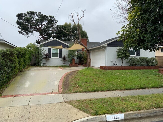 Foto del edificio - Spacious 3BD Home with Large Backyard, Quartz Counters & 2-Car Garage