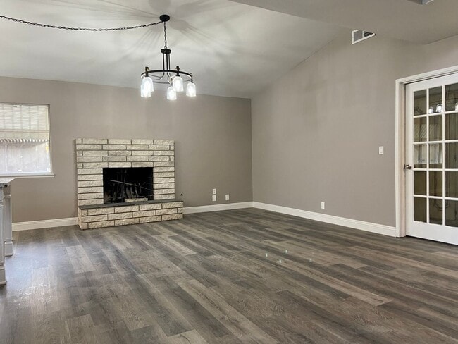 Building Photo - NORTHWEST POOL HOME AVAILABLE NOW!