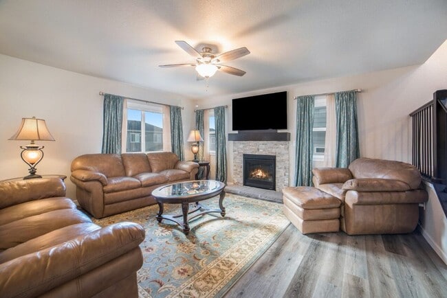 Foto del edificio - Gorgeous 4-Bedroom Home with Walkout Basement