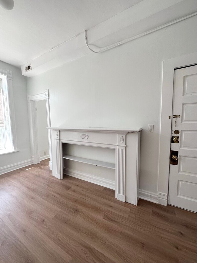 Living room - 1047 N California Ave