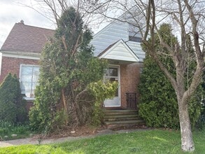 Building Photo - 1420 Villa Dr
