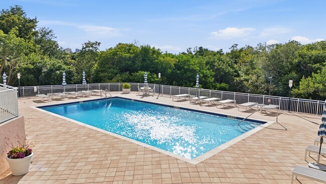 Foto del edificio - 6101 Pelican Bay Blvd