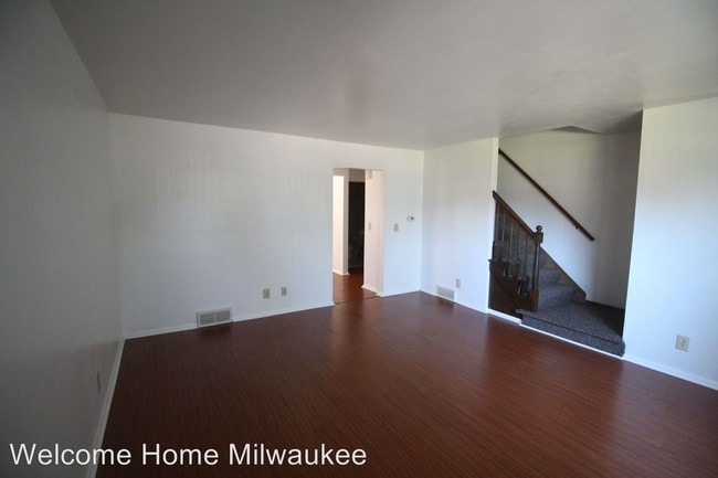 Building Photo - 10721-10723 W Wren Ave