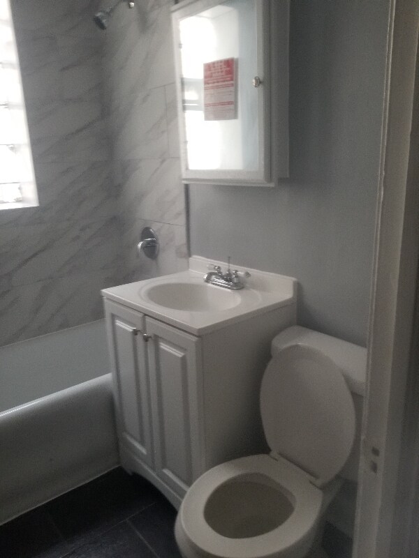 BATHROOM 2 - 3138 W Marquette Rd