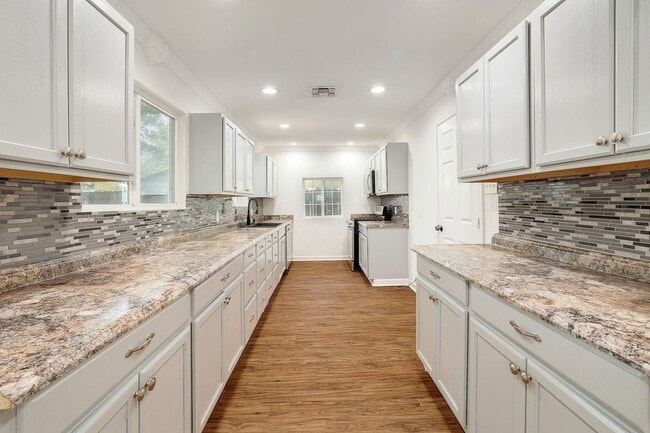 Building Photo - Spacious 3/2 home in South Austin