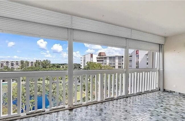 Foto del edificio - 6921 Environ Blvd