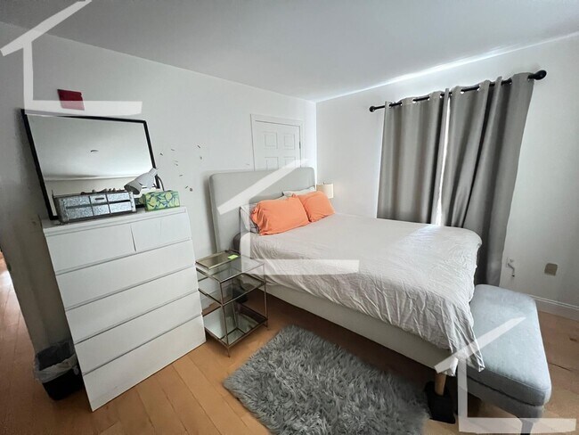 Building Photo - 983 Tremont St