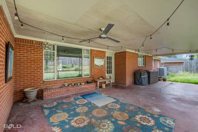 Foto del edificio - UPDATED MID-CENTURY MODERN HOME WITH SPECIAL CHARACTER