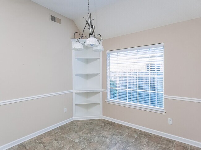 Foto del edificio - 1596 Far Dr