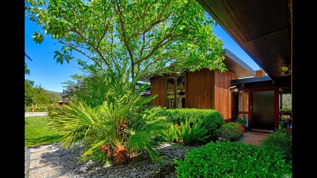 Foto del edificio - 945 Bolinas Rd