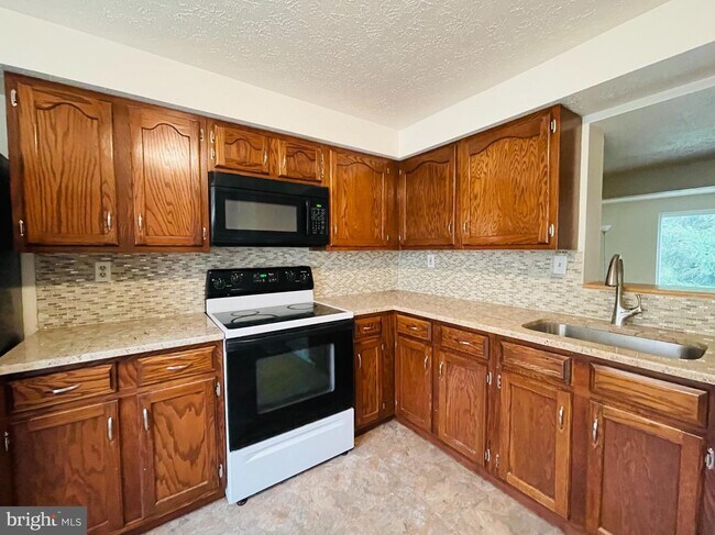 Building Photo - 44 Waterview Ct