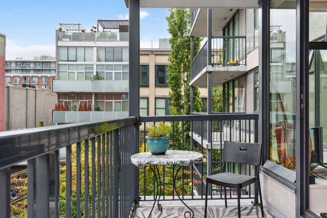 Photo du bâtiment - 64 W Cordova St