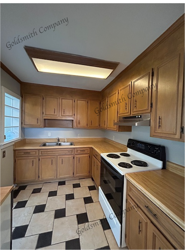 Building Photo - 3-Bedroom Home in Greenville with Cozy 100...
