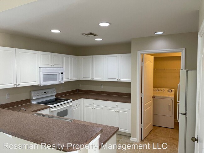 Foto del edificio - 3 br, 2 bath House - 1221 NW 25th Place