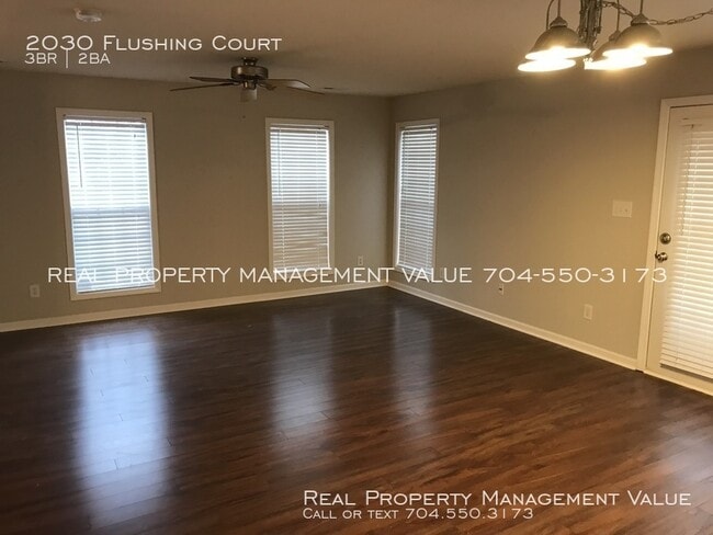 Building Photo - 2030 Flushing Ct