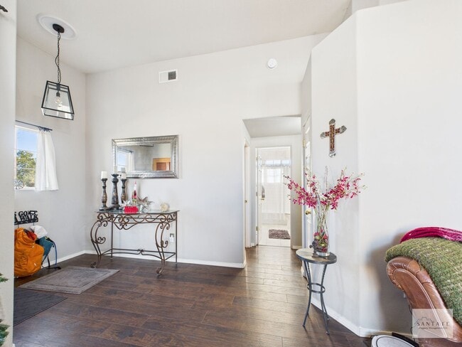 Foto del edificio - UNFURNISHED 3 Bedroom in Desirable Community