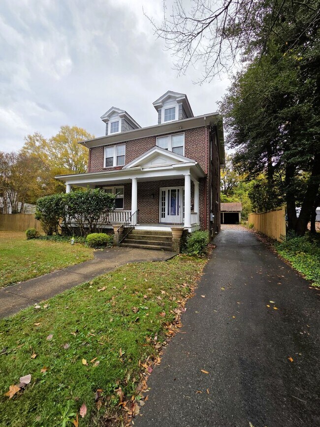 Foto del edificio - Renovated stately brick home in Forest Hill area on large lot.