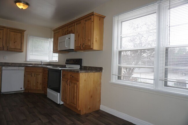 Foto del edificio - Upgraded 4 Bed 2 Bath Midvale Home