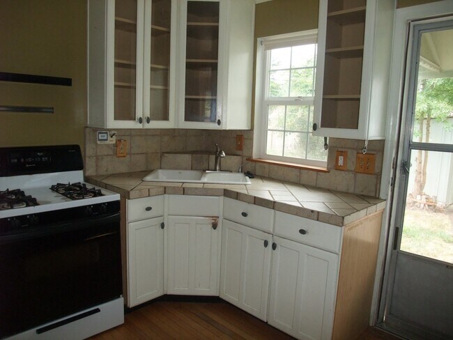 Building Photo - Adorable Little House Just A Few Blocks From The Campus