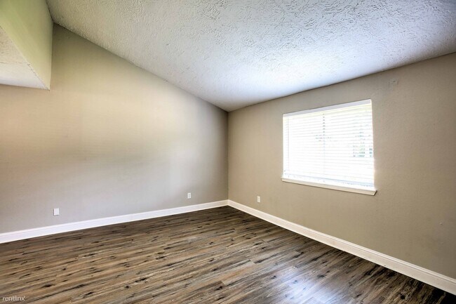 Building Photo - 3 br, 2.5 bath House - 305 Brookdale Dr