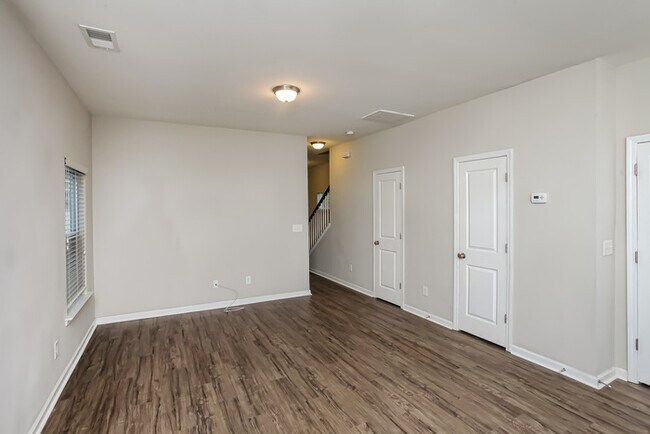 Foto del edificio - APPLY TODAY!