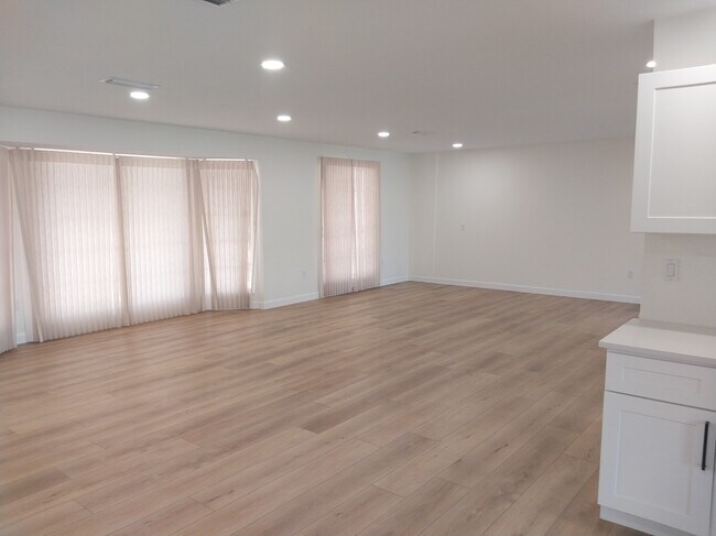 Foto del edificio - 6312 Mosby Pl
