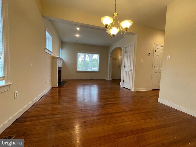 Building Photo - 2101 Fall Hill Ave