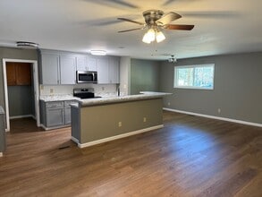 Building Photo - 118 Lake Dr