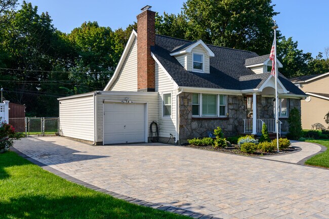 Building Photo - 142 Parkway Dr