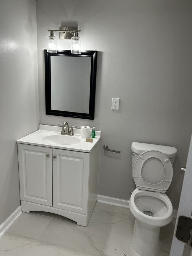 Building Photo - Home with Basement Apartment in Newnan, GA