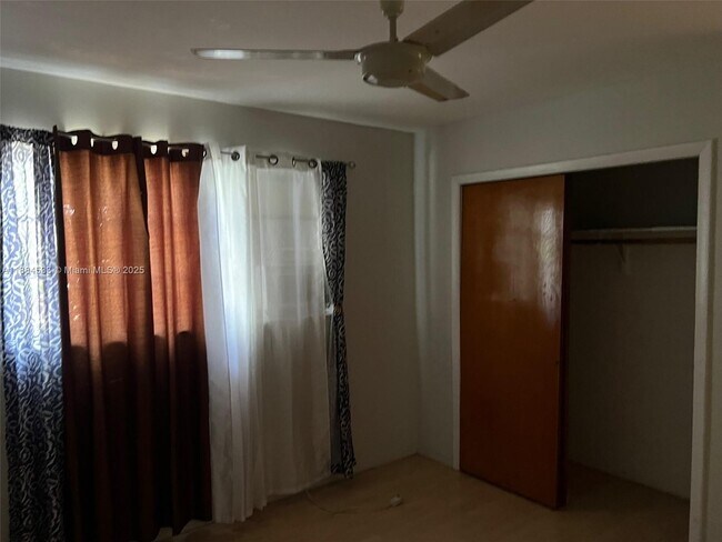 Foto del edificio - 4841 SW 45th Ave
