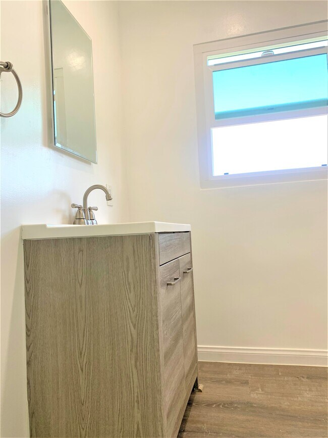 Bathroom - 5000 San Vicente Blvd