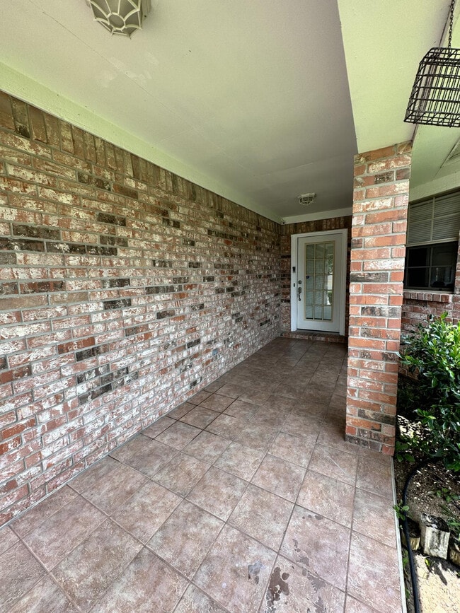 Building Photo - 1009 Augusta Dr