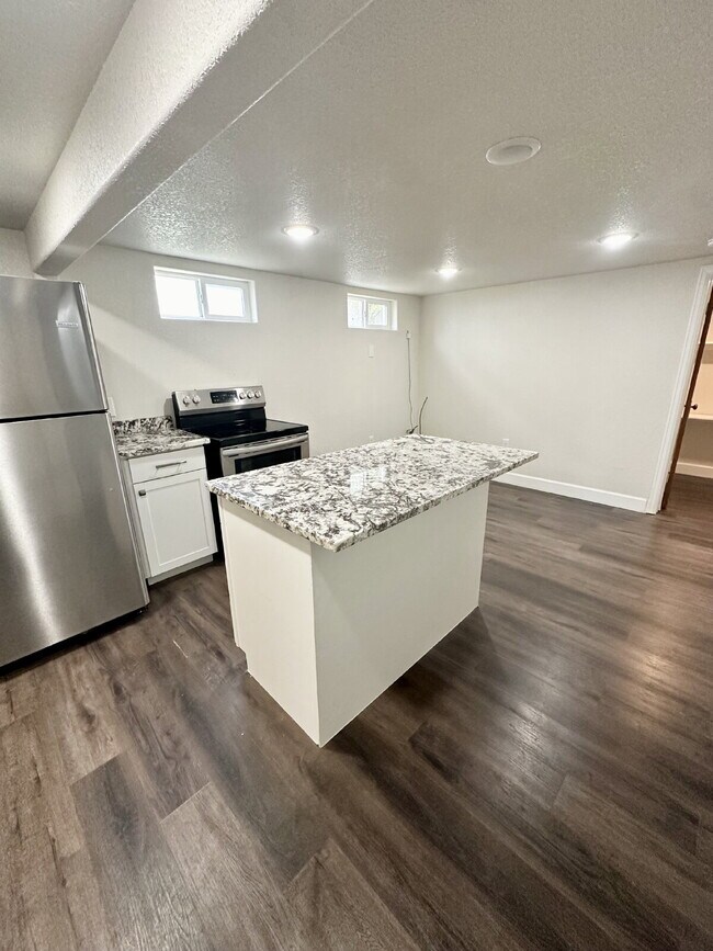 Foto del edificio - Renovated 1-Bedroom Apartment – Modern Tou...