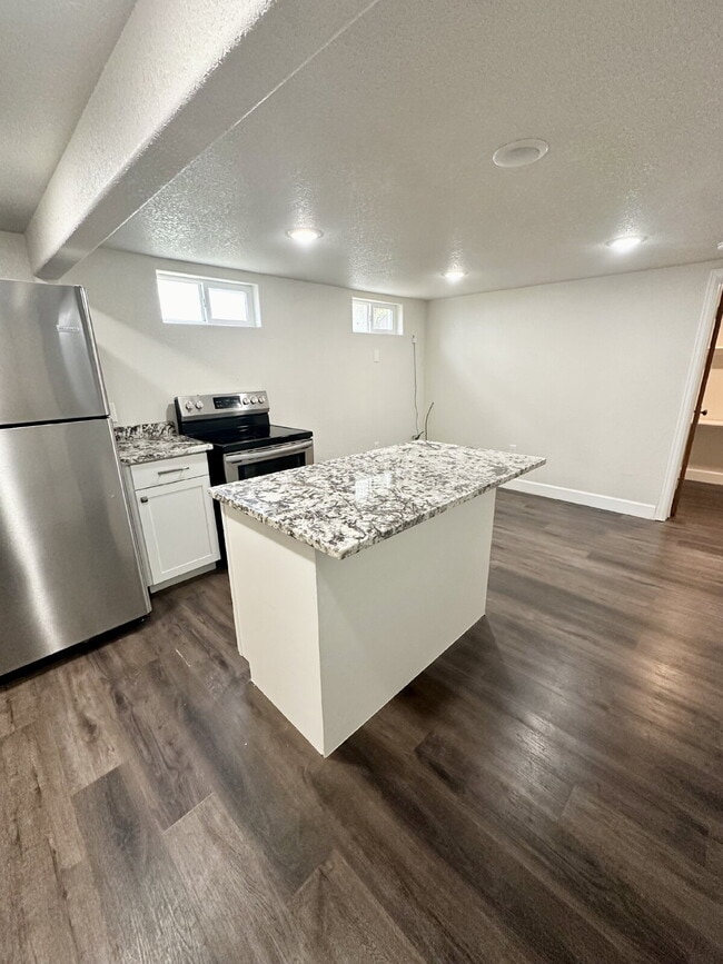Building Photo - Renovated 1-Bedroom Apartment – Modern Tou...