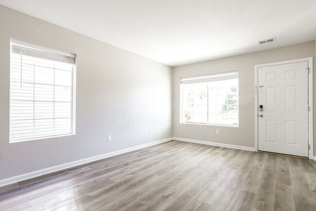 Foto del edificio - 2235 Coach House Loop