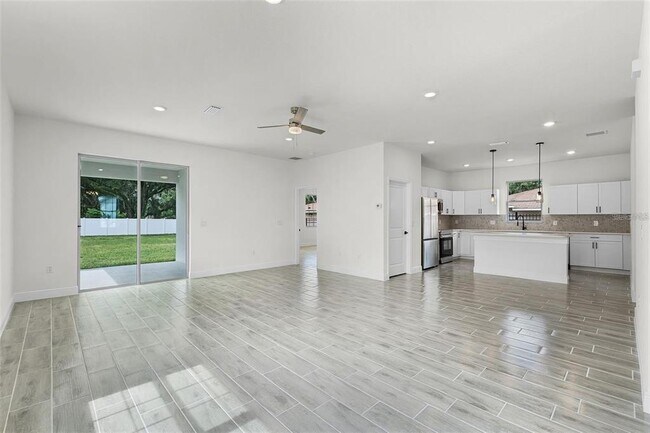 Building Photo - 2211 Simmons Ave